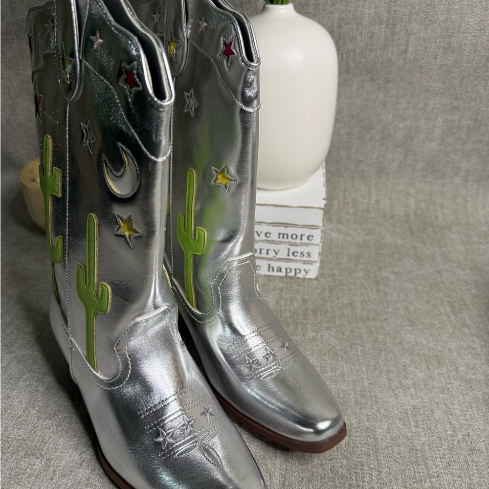 🤠 Silver Western Cowboy Boots Women’s Size 6 – Star & Cactus Design – New In Box - Picture 5 of 6